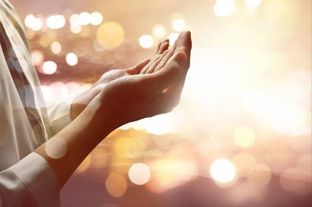 Ilustrasi orang memanjatkan doa. Foto: Pixabay