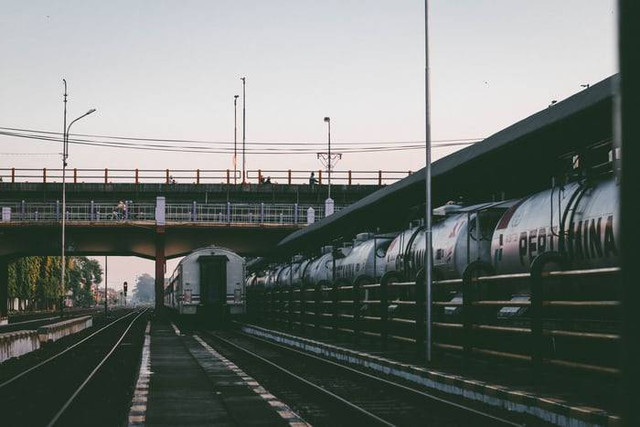 rute stasiun tanah abang ke kebayoran. sumber foto : unsplash/pradamadus gifarry.