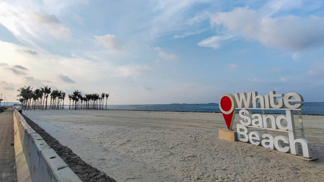 Pantai Pasir Putih PIK 2 di Jakarta Utara. Foto: Gerdie Hutomo/Shutterstock