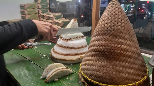 Kue Dongkal – Jajanan khas betawi yang memiliki cita rasa gurih dan manis ini mulai terlupakan karena sedikitnya masyarakat yang dapat membuatnya, Selasa, 7 Juni 2022 di Sawangan, Depok, Jawa Barat.