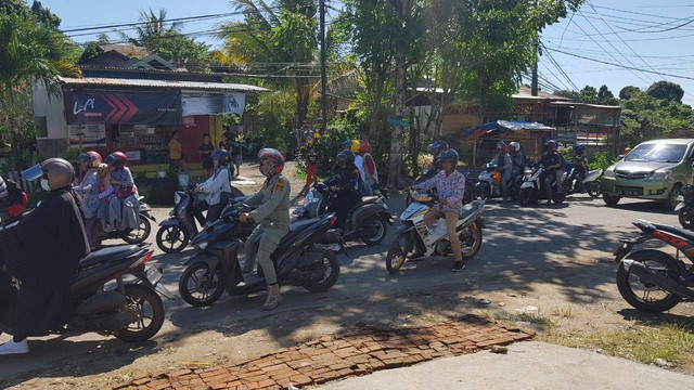 Warga pesisir Mamuju berupaya ke tempat-tempat tinggi. Kredit foto: Sulbarkini