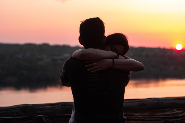 Ilustrasi love language physical touch. Foto: Unsplash