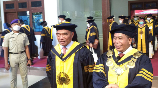 Menteri Koordinator Bidang Pembangunan Manusia dan Kebudayaan (Menko PMK) Muhadjir Effendy didampingi Rektor Unnes Fathur Rokhman di kampus Unnes. Foto: Intan Alliva Khansa/kumparan