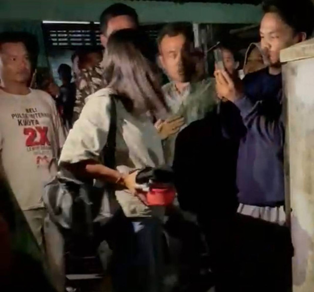 SEORANG perempuan di Desa Sebrang Teluk, Kuantan Tengah, Kuantan Singingi (Kuansing), Riau, diusir oleh warga kampung bersama suaminya, Selasa malam (7/6/2022). Perempuan ini disebut-sebut warga memiliki 2 suami, namun Kades menyebutkan hanya selingkuh. 