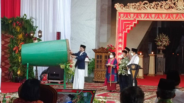 Presiden Joko Widodo bersama Ibu Iriana Joko Wododo dan Presiden RI ke-5 Megawati Soekarnoputri saat meresmikan Masjid At-Taufiq di Lenteng Agung, Jakarta. Rabu (8/6).
Foto: Annisa Thahira Madina/kumparan