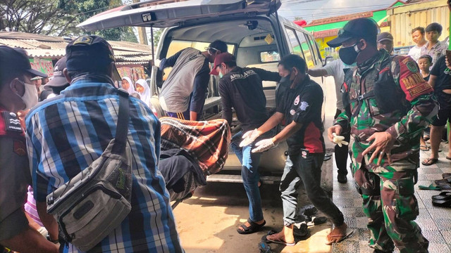 Penemuan jasad seorang laki-laki di toilet masjid di Cianjur, Rabu (8/6/2022). Foto: Dok. Istimewa