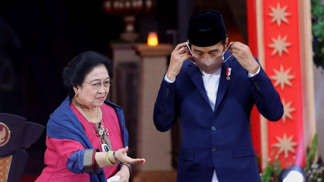 Presiden Joko Widodo bersama Presiden RI ke-5 Megawati Soekarnoputri saat meresmikan Masjid At-Taufiq di Lenteng Agung, Jakarta. Rabu (8/6).
 Foto: DPP PDIP