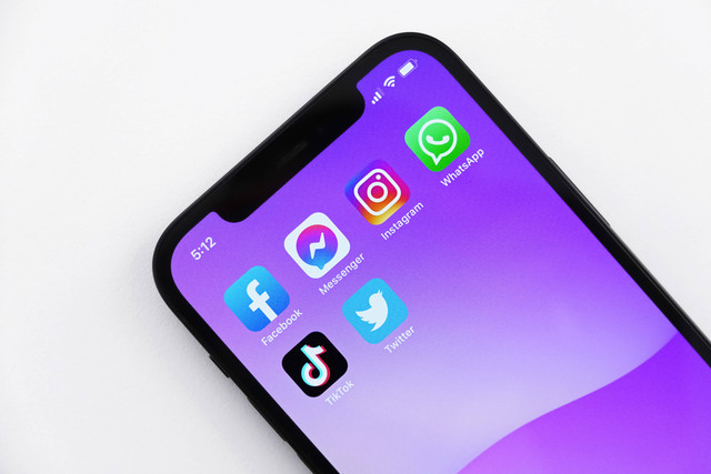 Ilustrasi mengucapkan at least but not least di media sosial. Foto: Unsplash