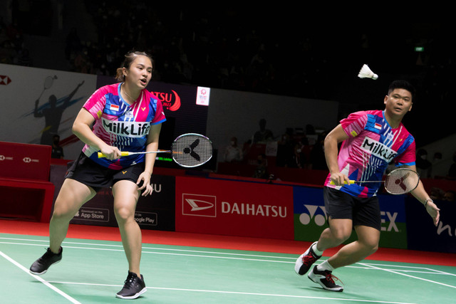 Ganda campuran Indonesia Melati Daeva Octavianti dan Praveen Jordan saat melawan ganda campuran India Ishaan Bhatnagar dan Tanisha Crasto pada babak kualifikasi Daihatsu Indonesia Masters 2022 di Istora Senayan, Jakarta, Rabu (8/6/2022). Foto: Muhammad Adimaja/ANTARA FOTO