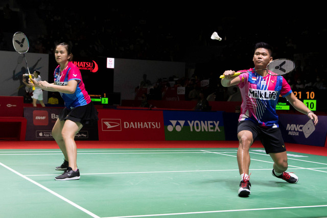 Ganda campuran Indonesia Melati Daeva Octavianti dan Praveen Jordan saat melawan ganda campuran India Ishaan Bhatnagar dan Tanisha Crasto pada babak kualifikasi Daihatsu Indonesia Masters 2022 di Istora Senayan, Jakarta, Rabu (8/6/2022). Foto: Muhammad Adimaja/ANTARA FOTO