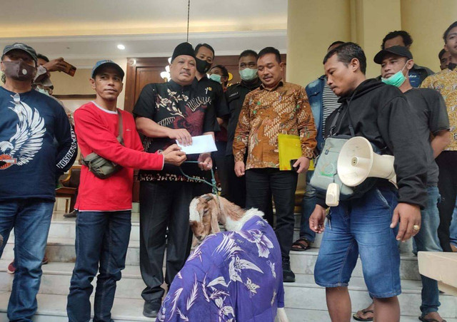 Oknum Anggota DPRD Gresik Disebut Terlihat dalam Video Viral Pria Nikahi Kambing