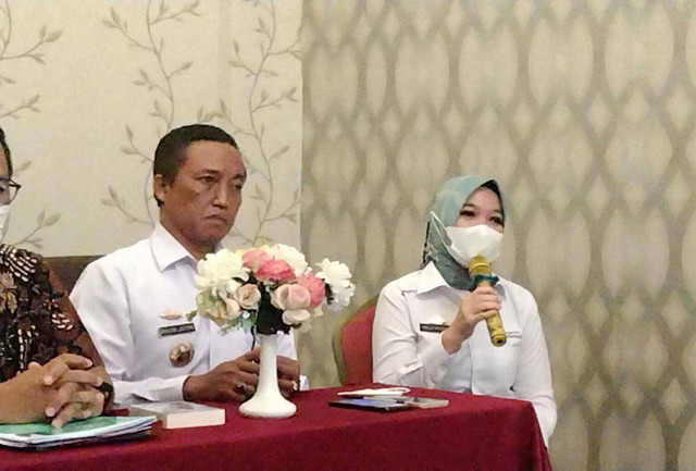 Kadis Kominfo Pemerintah Provinsi Lampung, Ganjar Jationo bersama Kabid Pengembangan Pemasaran Pariwisata dan Ekonomi Kreatif Provinsi Lampung, Melly Ayunda. | Foto: Bella Sardio/ Lampung Geh