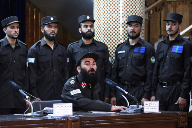 Juru Bicara Kementerian Dalam Negeri Taliban Afghanistan Abdul Nafi Takor berbicara pada konferensi pers tentang seragam polisi Afghanistan yang baru di Kabul, Afghanistan. Foto: Ali Khara/REUTERS