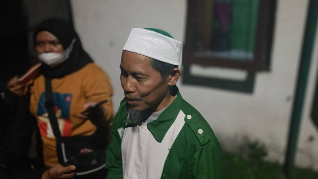 Amir Khilafatul Muslimin wilayah Surabaya Raya Aminuddin Mahmud memberikan keterangan kepada wartawan terkait penggeledahan kantor Sekretariat Khilafatul Muslimin Surabaya oleh Polda Jatim, Rabu (8/6/2022). Foto: Farusma Okta Verdian/kumparan
