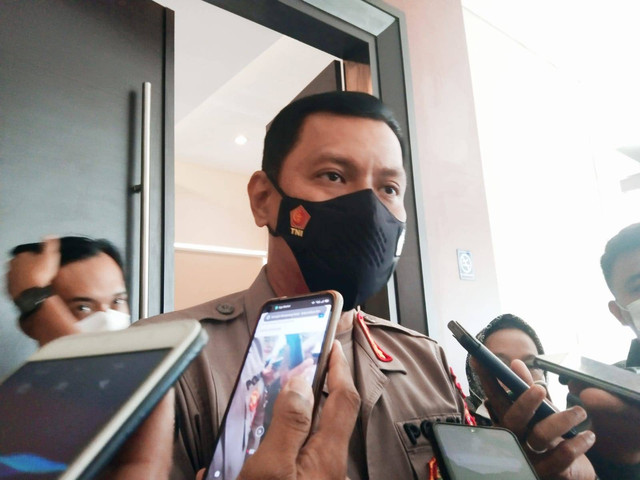 Kabid Humas Polda Lampung Kombes Pol Zahwani Pandra Arsyad saat ditemui usai Konferensi Pers. | Foto: Bella Sardio/Lampung Geh