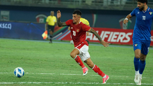 Pemain Timnas Indonesia Stefano Lilipaly (kiri) melewati hadangan pemain Timnas Kuwait Fahed Alansari (kanan) dalam laga perdana Grup A Kualifikasi Piala Asia 2023 di Stadion Internasional Jaber Al Ahmad, Kuwait, Rabu (8/6/2022). Foto: Humas PSSI/Antara Foto