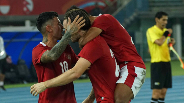 Pemain Timnas Indonesia Marc Klok (kedua kiri) mendapatkan pelukan rekan-rekannya usai membobol gawang Timnas kuwait lewat tendangan penalti dalam laga perdana Grup A Kualifikasi Piala Asia 2023 di Stadion Internasional Jaber Al Ahmad, Kuwait. Foto: Humas PSSI/Antara Foto