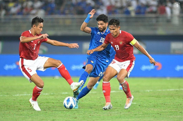 Pemain Timnas Indonesia duel dengan pemain Timnas Kuwait dalam laga perdana Grup A Kualifikasi Piala Asia 2023 di Stadion Internasional Jaber Al Ahmad, Kuwait, Rabu (8/6/2022). Foto: Instagram/@kuwaitfootball