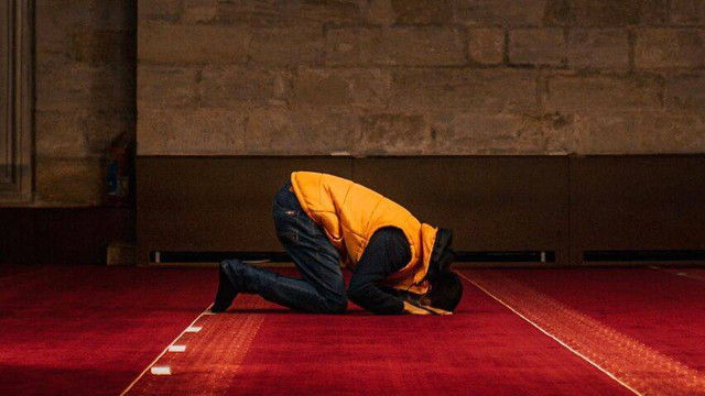 Ilustrasi Orang Salat, Foto oleh Unspash.com/imadalassiry
