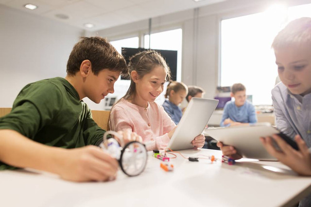 Ilustrasi siswa sedang mengikuti metode belajar yang progresif. Foto: Shutterstock