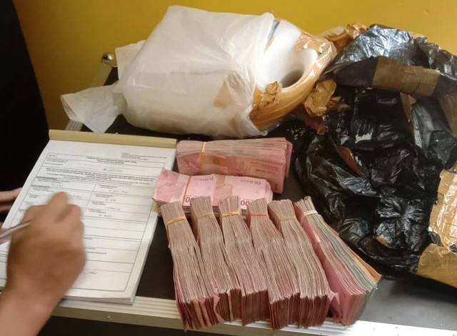 Uang jutaan rupiah yang dikeluarkan petugas dari dalam jeriken. Foto: Humas Kemenag Kanwil Jatim