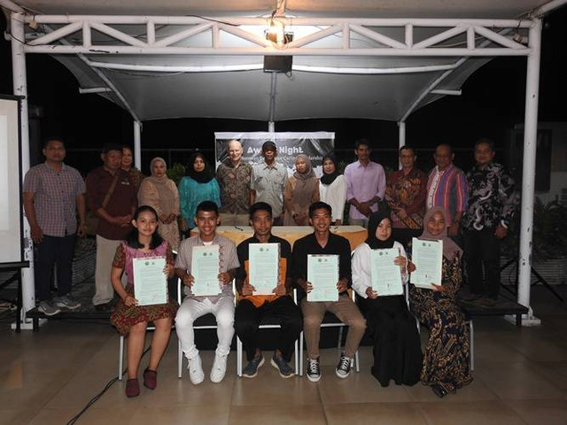 Enam Penerima WBOCS 2022 berfoto bersama tamu undangan saat acara malam penganugerahan. (Foto : Robi Kasianus /Yayasan Palung)