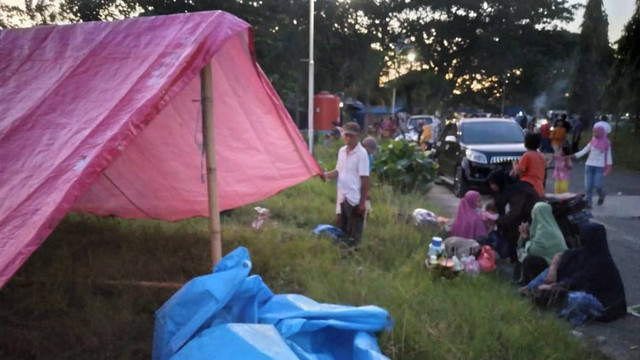 Warga Mamuju mendirikan tenda di kompleks Stadion Manakarra karena waspada gempa susulan. Foto: Saharuddin Nasrun/SulbarKini