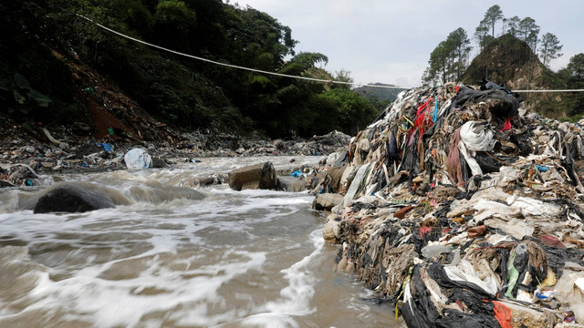 Tumpukan sampah menumpuk di tepi sungai Las Vacas, salah satu sungai paling tercemar di dunia, di kotamadya Chinautla, di Guatemala City, Guatemala, Rabu (8/6/2022). Foto: Luis Echeverria/REUTERS