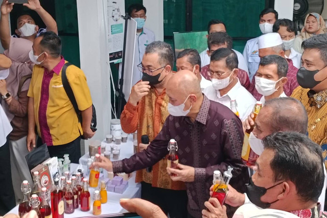 Kunjungan Menteri Koperasi dan UKM Teten Masduki di Pusat Penelitian Kelapa Sawit (PPKS), Medan, Kamis (9/6/2022). Foto: Akbar Maulana/kumparan