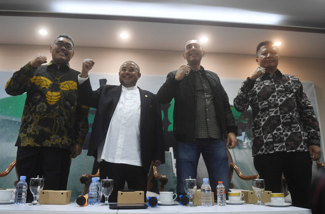 Sekjen PKS Aboe Bakar Al-Habsyi (kedua kiri) bersama Wakil Ketua Umum PKB Jazilul Fawaid (kiri), Wabendum PKB Nasim Khan (kedua kanan) dan Wabendum PKB Bertu Merlas (kanan) berpose sebelum konpers di Kompleks Parlemen. Kamis (9/6). Foto: Akbar Nugroho Gumay/ANTARA FOTO