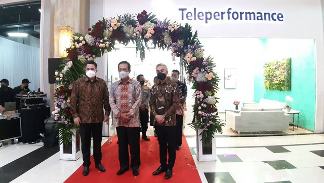 (dari kiri ke kanan) Director of Teleperformance Asia Pasific, David Ross; Gubernur DIY, Sri Sultan HB X; CEO PT Teleperformance Indonesia, Michael Wullur, saat meresmikan site Teleperformance di SCH, Kamis (9/6/2022). Foto: Len/Tugu Jogja