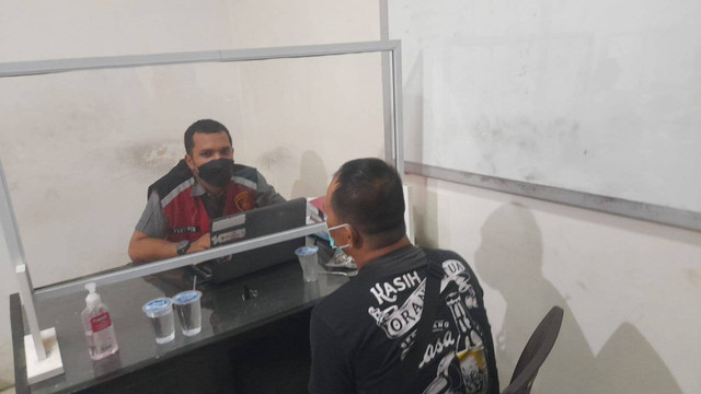 Tim penyidik Polda Jambi memeriksa tersangka mucikari. (Foto: Dok Polda Jambi)