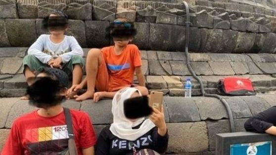 Foto sejumpah pengunjung yang naik Stupa di Candi Borobudur beberapa tahun lalu kembali viral seusai heboh naiknya tarif naik Candi Borobudur. Foto: Istimewa
