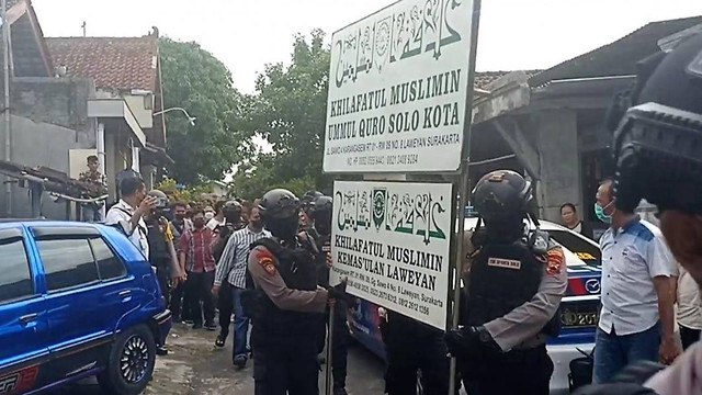 Papan nama Khilafatul Muslimin Solo diusung polisi usai dicopot dari kantor organisasi tersebut, Kamis (09/06/2022). FOTO: Agung Santoso