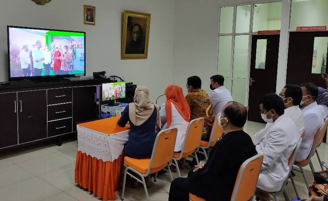 Direktur RSUD Kardinah drg. Agus Dwi Sulistyantono dan jajarannya saat mengikuti peresmian layanan Telemedicine secara virtual oleh Presiden Joko Widodo, di Ruang Kardinah RSUD Kardinah Kota Tegal, Kamis (9/6/2022).