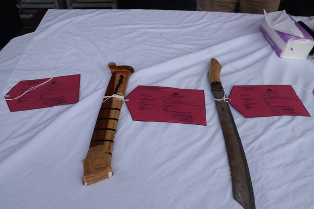 Polres Cirebon Kota mengamankan barang bukti berupa sebilah golok yang digunakan pelaku membacok korban hingga meninggal dunia.(Juan)