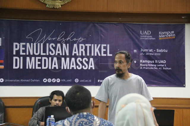 Bandung Mawardi, pemateri Workshop Penulisan Artikel di Media Massa oleh Bidang Humas dan Protokol Kantor Universitas, Universitas Ahmad Dahlan (UAD) (Foto: Humas UAD)