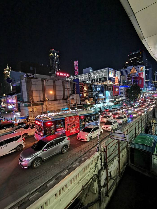 jam buka platinum fashion mall. sumber foto : unsplash/sua truong.