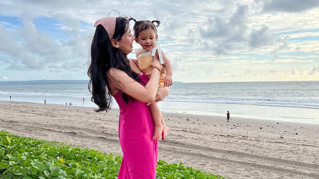 Abel Cantika dan anaknya, Kaluela. Foto: https://www.instagram.com/abellyc/