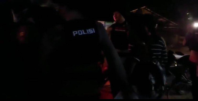 Tim PRC Polda Kalbar menyelamatkan dua perempuan yang disekap di kawasan Pontianak Barat. Foto: Dok Hi!Pontianak 