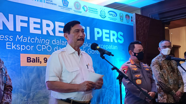 Menkomarves Luhut Binsar Pandjaitan dan Kapolri Jenderall Listyo Sigit Prabowo di Business Matching dalam Percepatan Ekspor CPO dan Minyak Goreng di Hotel Padma, Legian, Badung, Bali, Jumat (10/6).  Foto: Denita BR Matondang/kumparan