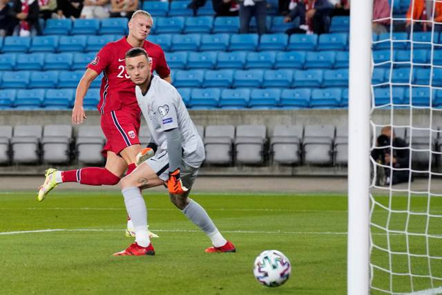 Pemain Norwegia Erling Braut Haaland mencetak gol pertama mereka saat hadapi Belanda di Piala Dunia, di Ullevaal Stadion, Oslo, Norwegia, Rabu (1/9). Foto: Terje Bendiksby/NTB via REUTERS
