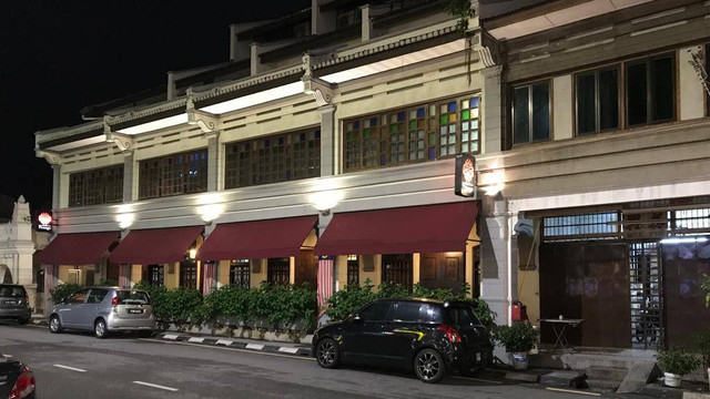 Salah satu bangunan yang cukup banyak di George Town adalah bangunan semacam ruko terdiri dari 8 - 16 unit setiap bangunannya, berlantai 2 sampai dengan tiga. Dengan corak yang relatif sama.
