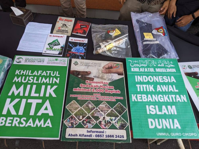 Barang bukti penangkapan dua orang terduga anggota Khilafatul Muslimin di Karawang, Jumat (10/6/2022). Foto: Dok. Istimewa