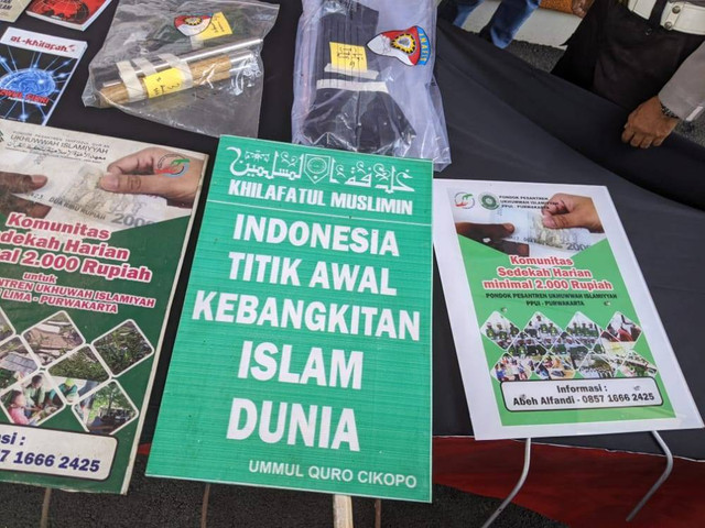 Barang bukti penangkapan dua orang terduga anggota Khilafatul Muslimin di Karawang, Jumat (10/6/2022). Foto: Dok. Istimewa