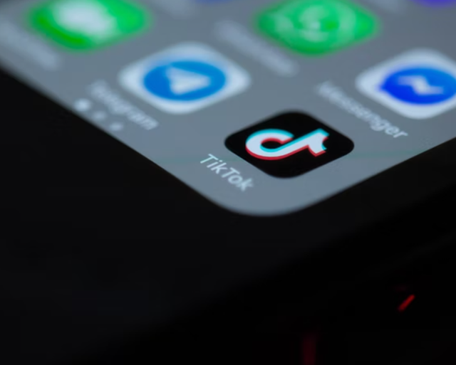 Ilustrasi menaikkan follower TikTok secara cepat tanpa biaya. Foto: unsplash.com/solenfeyissa