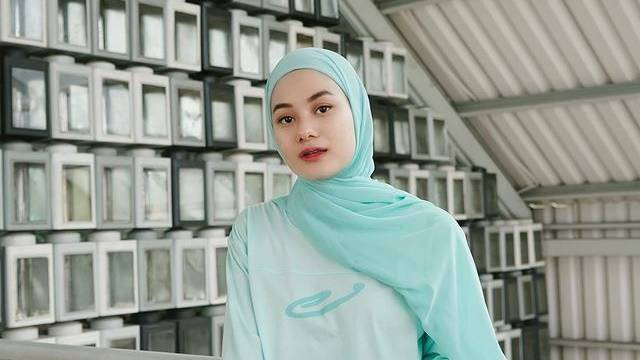 Potret Dinda Hauw  mengenakan outfit warna pastel. Foto: Instagram.com/dindahw
