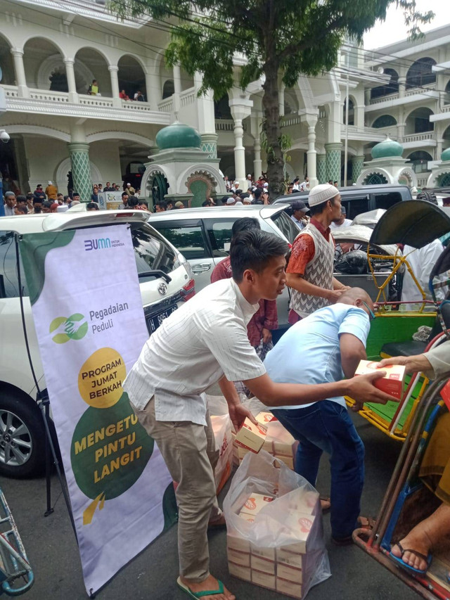 Kegiatan Jumat Berkah bertajuk Mengetuk Pintu Langit yang dilaksanakan oleh Pegadaian Area Malang. Foto: dok Pegadaian Area Malang