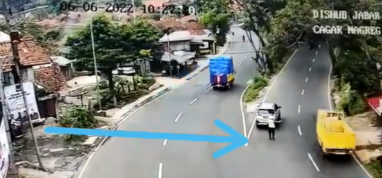 Tangkapan layar anggota polisi di Nagreg hampir ditabrak truk. (Dok Ist)