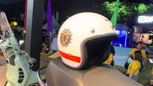 Wujud dari helm edisi terbatas Vespa World Days 2022. Foto: Gesit Prayogi/kumparanOTO